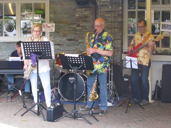 The Blue Mondays performing.