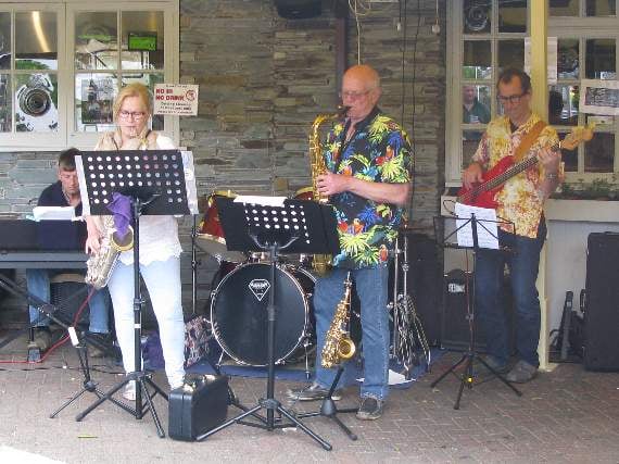 The Blue Mondays performing.