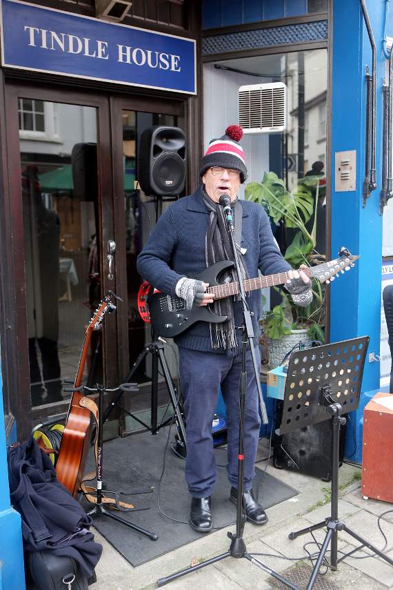 LA Dave entertains