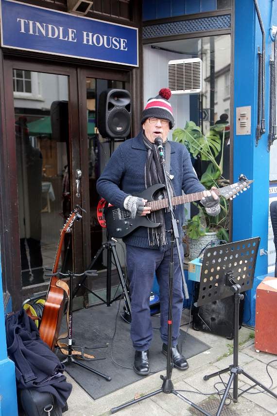 LA Dave entertains