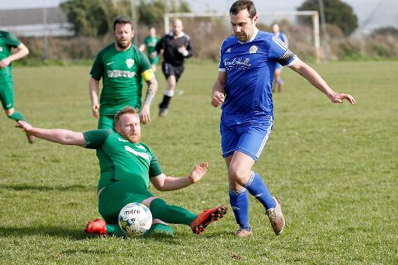 Ashley Yeoman evades a tackle