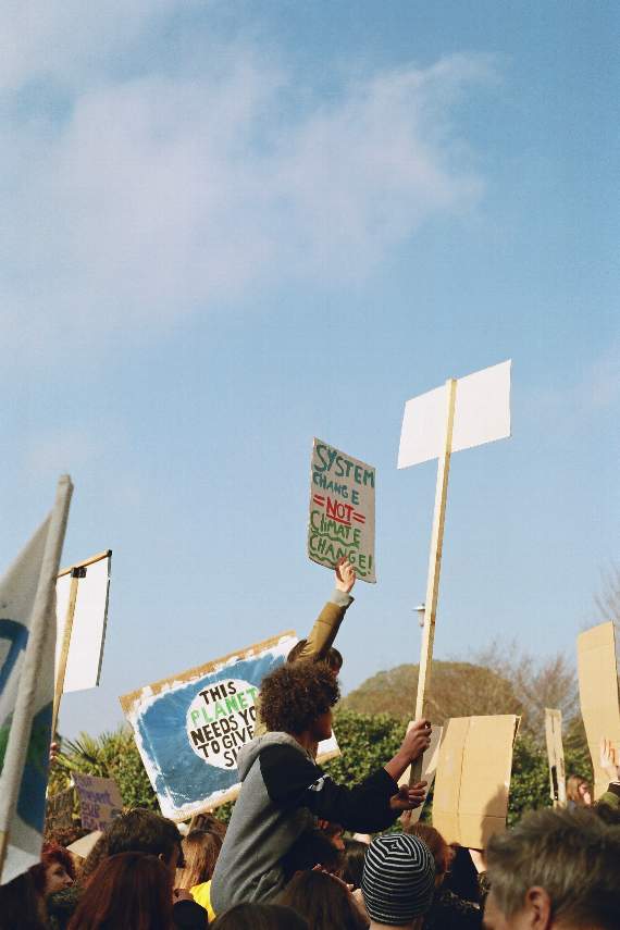 Students want the government to declare a climate emergency (Credit: Piers Hammond)
