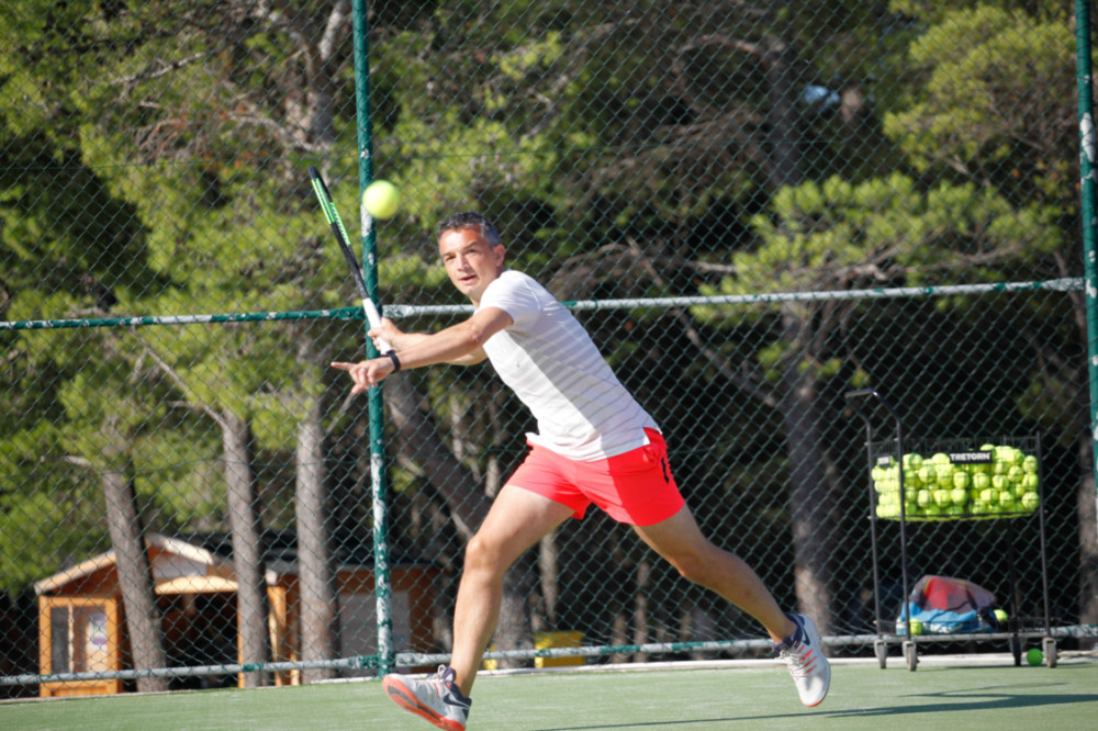 Tennis enthusiast Jeremy Bennett in action
