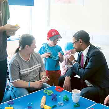 Vaughan Gething visits the Flying Start Centre in Pennar.