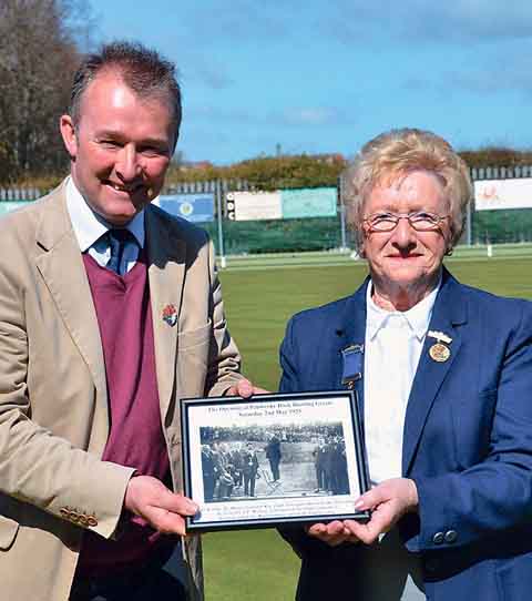 As a memento of the occasion, club president Mrs. Diana Davies presented Simon Hart with a framed photograph of the first official handover of the silver jack in 1925.