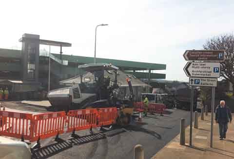 Carriageway resurfacing works have been carried out on one of Tenby’s busiest roads this week. The work carried out by Pembrokeshire County Council, which is scheduled to be finished today (Friday), has seen Upper Park Road closed between 1 and 9 pm.