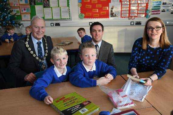Kirsty Williams along with Clr. Brinsden, Mr. Palmer and pupils.