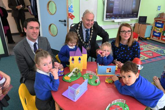 Kirsty Williams meets young nursery pupils with Mr. Palmer and Clr. Brinsden.