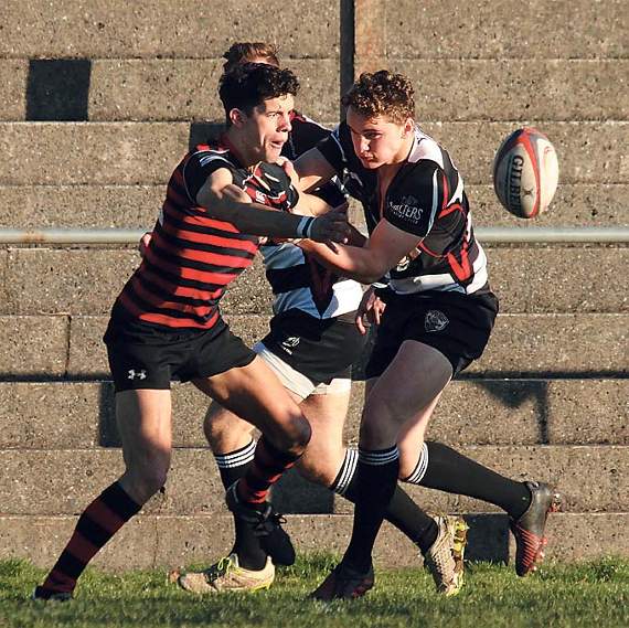 A timely offload from Jordan Asparassa in the tackle gives Tenby another opportunity. Pic. Susan McKehon