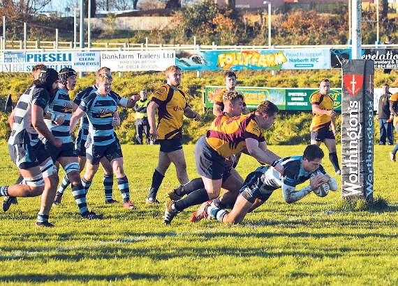 Ollie Reyland scoring his second try. Pic. Elwyn Davies
