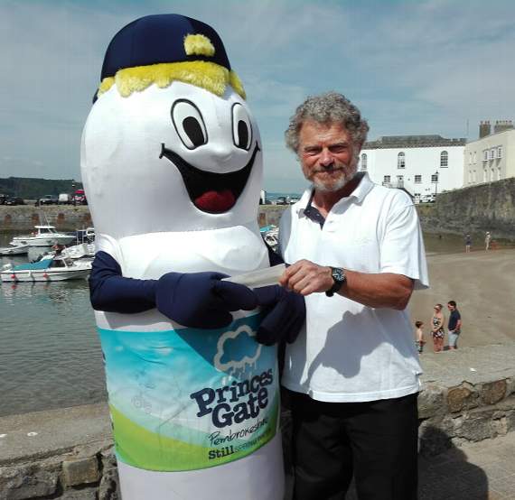 TSSA chairman Chris Osborne receives Princes Gate Water’s sponsorship contribution of £300 from company mascot ‘Cloudy.’