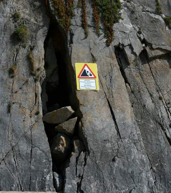 'Beware - danger of falling rocks' sign erected | pembroke-today.co.uk