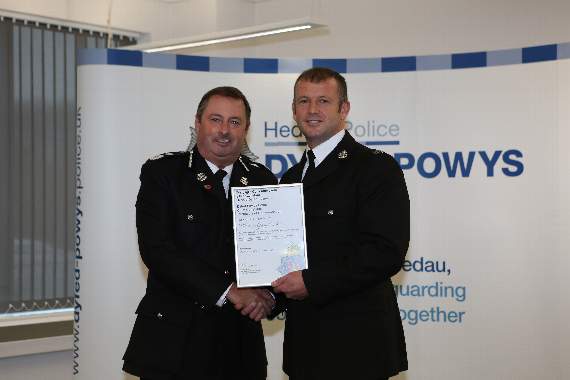 PC1093 Gary Cutler receives his award from Chief Constable Mark Collins.