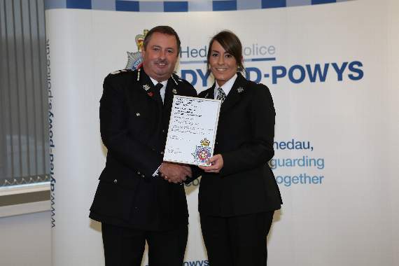 PC615 Kelly Jones receives her award from Chief Constable Mark Collins.