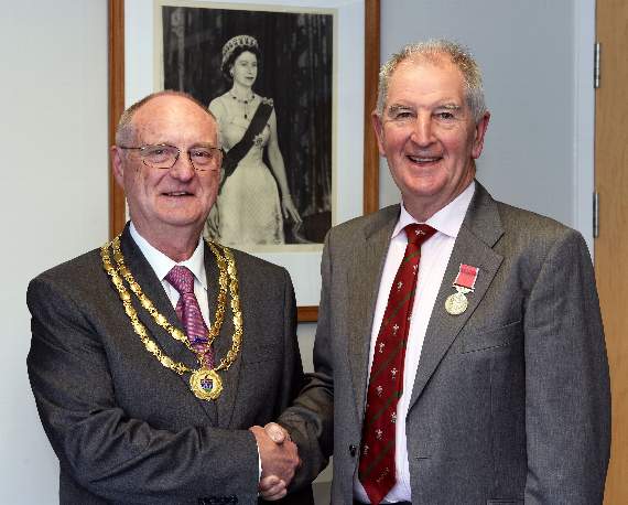 Clr. Sefton received the ‘Chain of Office’ from outgoing Chairman, Clr. Martyn Williams BEM (Pic. Gareth Davies Photography)