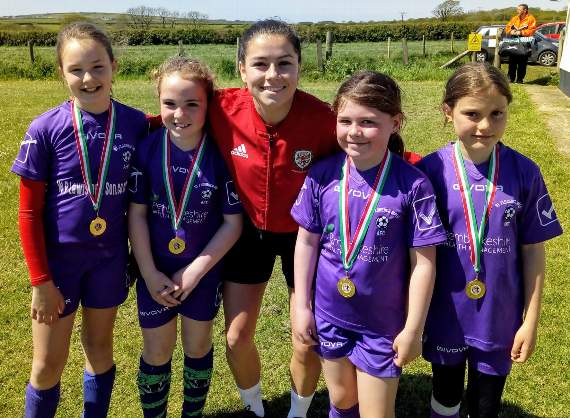 U10s pictured with Ffion Morgan.
