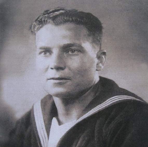 Fred Ward as a young gunner aged 25 years.