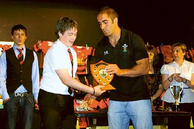 David Duckworth (Under 15s) receiving an award from James Merriman.