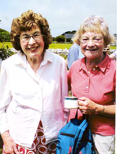 ‘Auntie Vi’ (left) with Steps2Health correspondent Barbara Stredder. Pic. Barbara Morris.