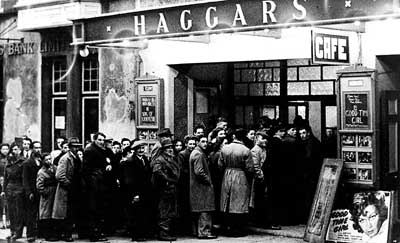 A queue outside Haggar’s Cinema taken around 1950.