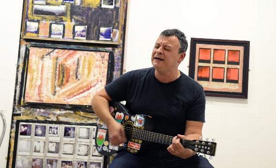 James Dean Bradfield performing at Tenby Museum (Pic. Gareth Davies Photography)