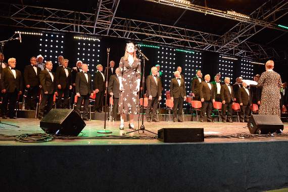 Ffion Thomas and the choir