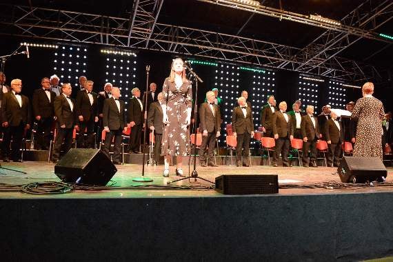 Ffion Thomas and the choir