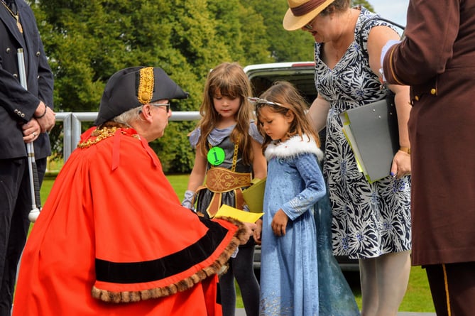 Mayor Terry Christopher presenting costume parade prizes during last year’s carnival (2021).