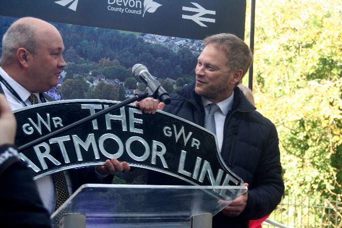 Transport Secretary Grant Shapps receives the headboard for the train from Mark Hopwood, GWR Managing Director. SR 4708