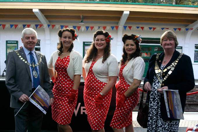 Cllr Jeff Trail, chairman Devon County Council and Cllr Caroline Mott, Mayor West Devon Borough Council with The Hummingbirds close harmony trio - Grace, Bettie and Clara. SR 4690
