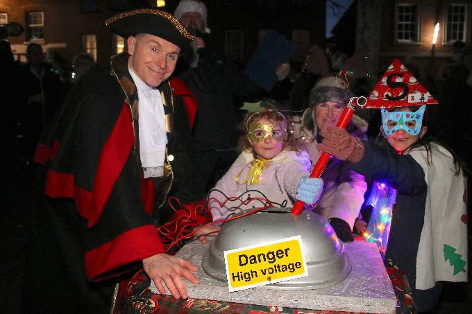 Crediton Town Crier Kevin Payne with Evangeline Clark (4), Tilly Theedom (7) and the Mayor of Crediton, Cllr Liz Brookes-Hocking at the Christmas Lights Switch-on in the Town Square. AQ 4644