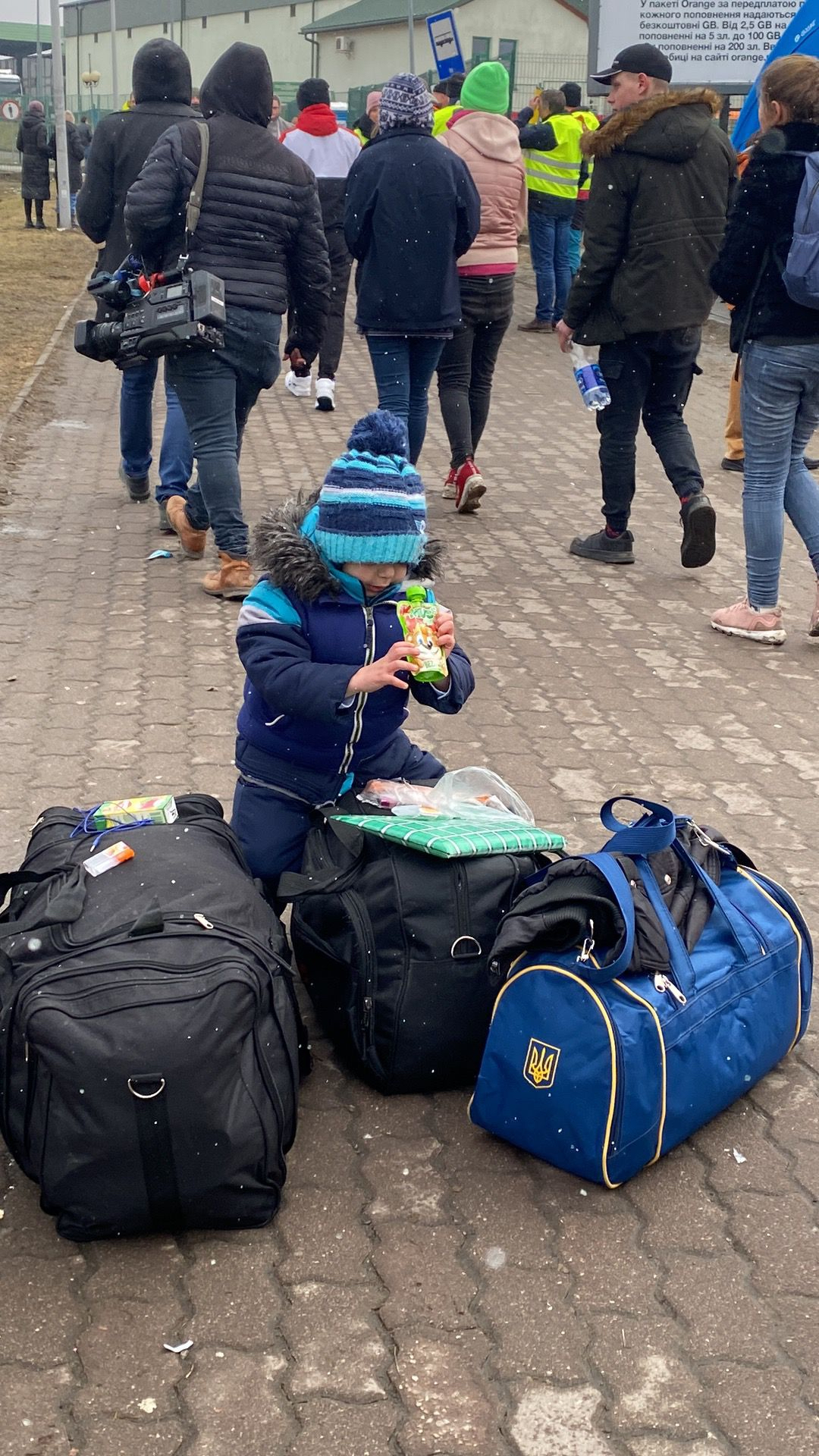 Refugees regaining energy at the border