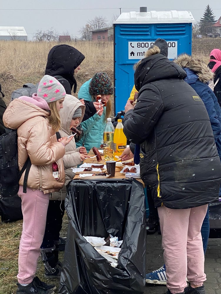 Hungry refugees after queuing at the border for hours