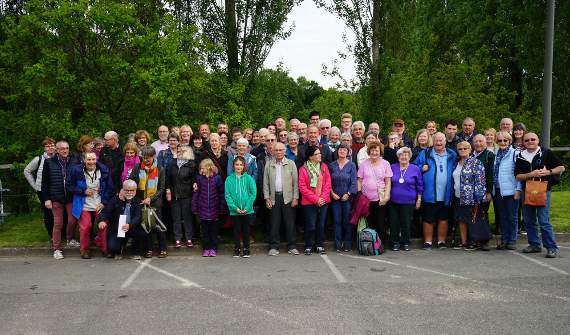 Caption: French and English ‘Twinners’ gather together for a final photo.