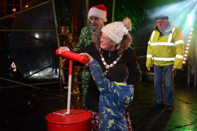 The Mayor Cllr Helen Parker was joined on stage by the lucky raffle winner, Cllr Jon Hutchings and Deputy Mayor Cllr Keith Musker to switch on the Christmas lights