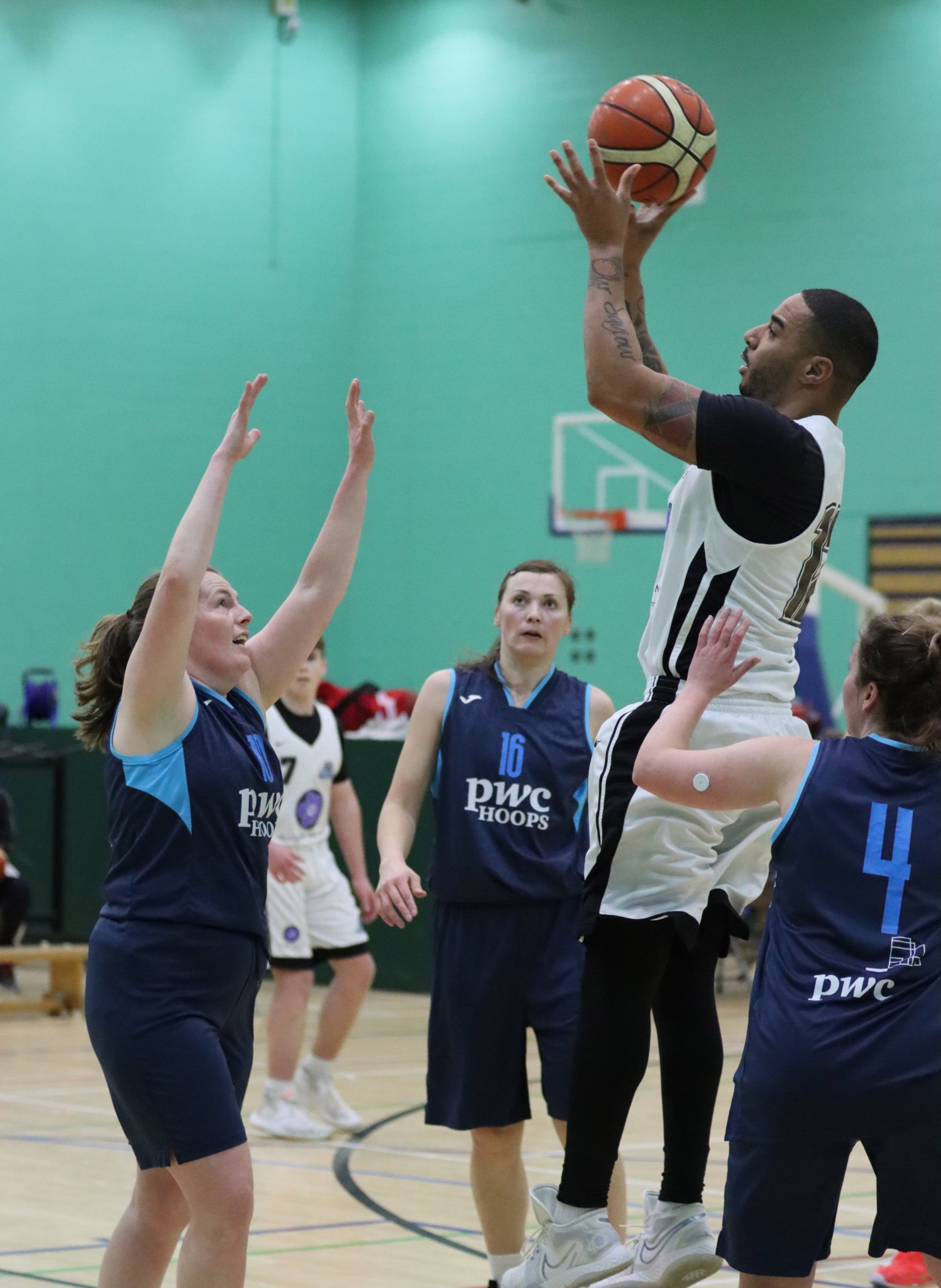 Jets’ Danny Harrison pulls up for the shot over the top of Lauren Ellison’s defence for PwC Hoops (Photo: Amber Carridge)