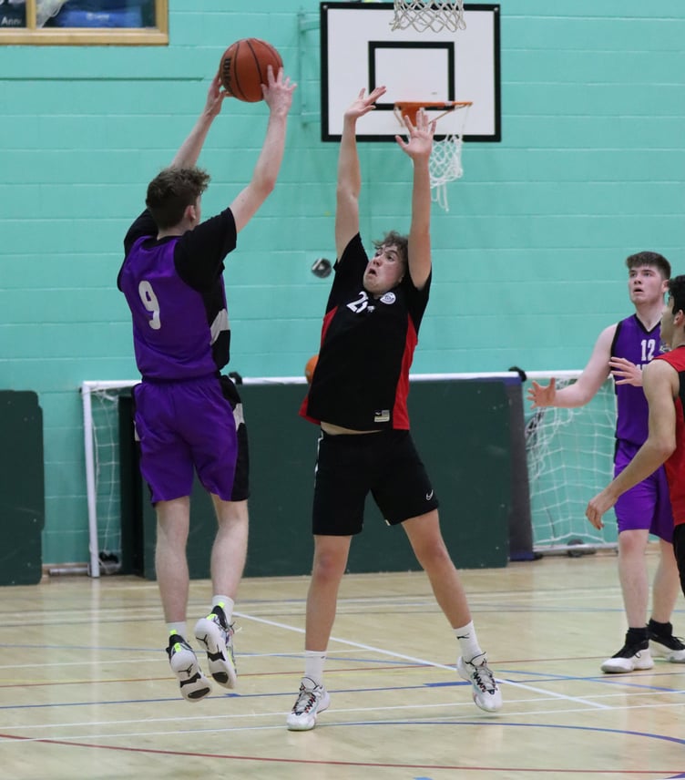 Leon Evans jumps to block an outlet pass from Eagles’ Jack Elliott. Ravens and Eagles were neck-and-neck right to the end in their last game of the regular season last Thursday evening (Photo: Martin Dunne)