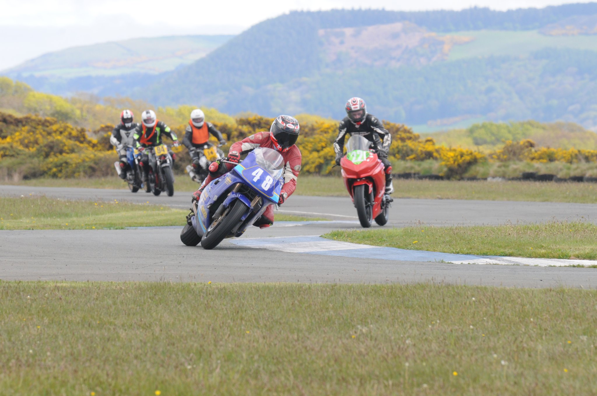 Norman Kneen led Brian Moffitt until the final few hundred yards of the first 500cc four-stroke race, but the latter took the win (JW220501(576))