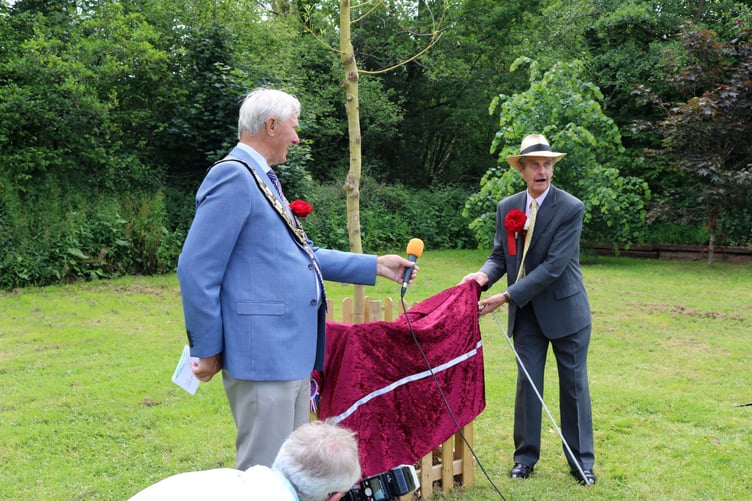 Lord Clifford, with his known humour, took charge of the velvet cloth to make a dramatic ‘matador style’ unveiling of the ‘Queen’s Green Canopy Platinum Jubilee Plaque’ which has been mounted below the recently planted Willow Tree as part of the unique national tree planting initiative to mark Her Majesty’s Platinum Jubilee in 2022.
Picture: Shrley Simmonds