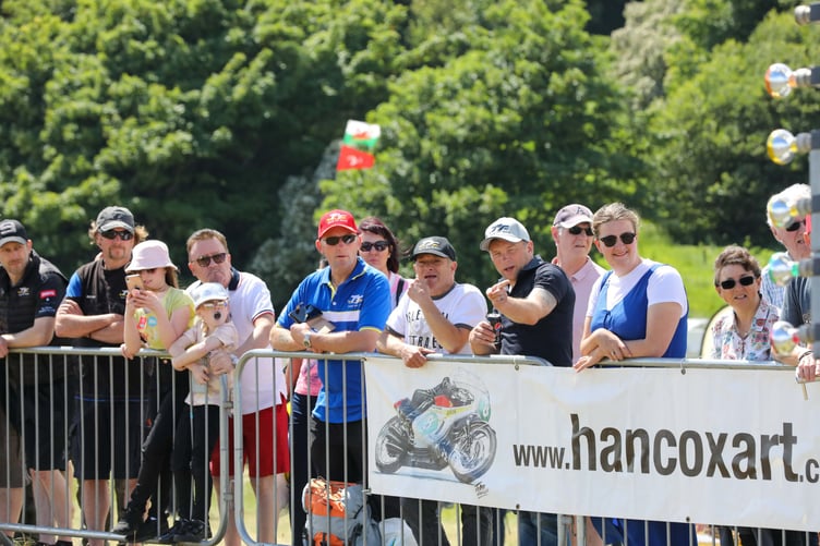 Crowds enjoying the Ramsey Sprint. Photo by Callum Staley (CJS Photography)