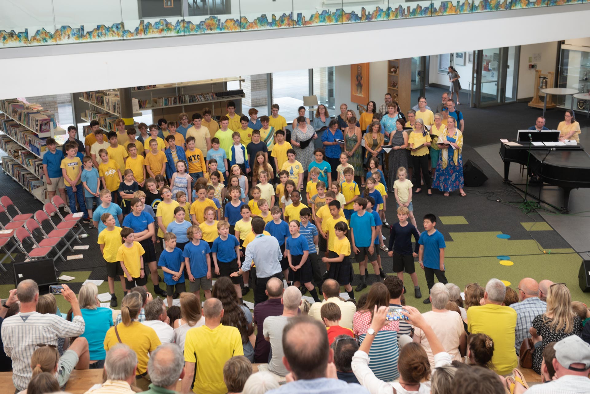 All four choirs, totalling some 140 singers, joined together for the grande finale and performed a joint number, composed by Pete Churchill,
‘O Jirani’ welcoming refugees. Half was sung in Swahili and half in English. Joe Walton conducted with David Lawson on piano