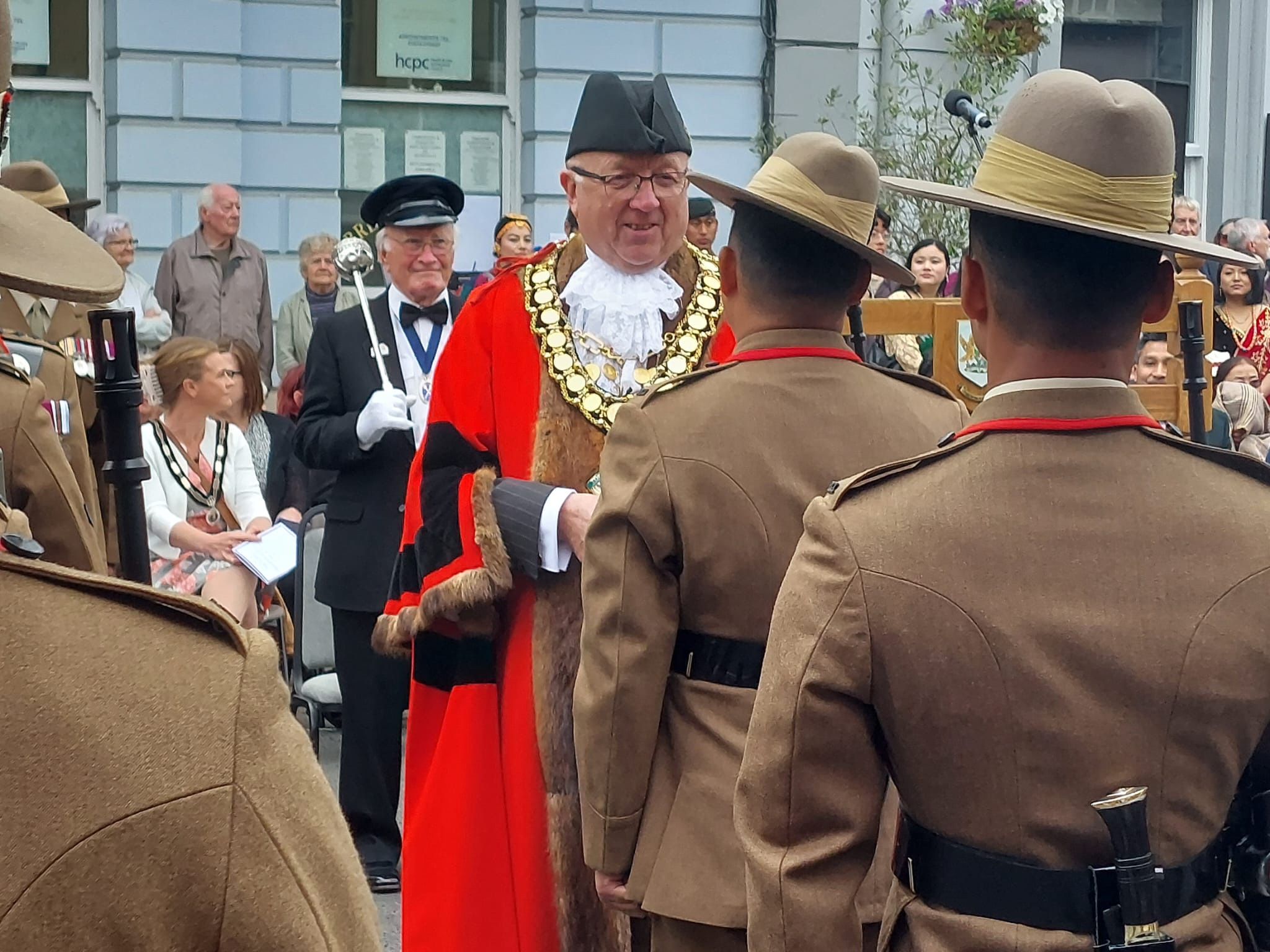 The mayor chatting to one of the regiment