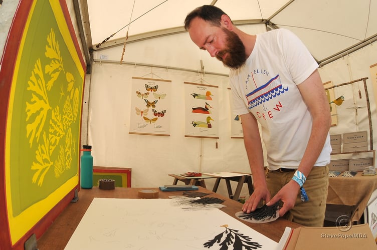 Photo: Steve Pope. MDA170622A_SP039 Bovey Tracey Craft Festival. Print maker Tom Frost from Wales