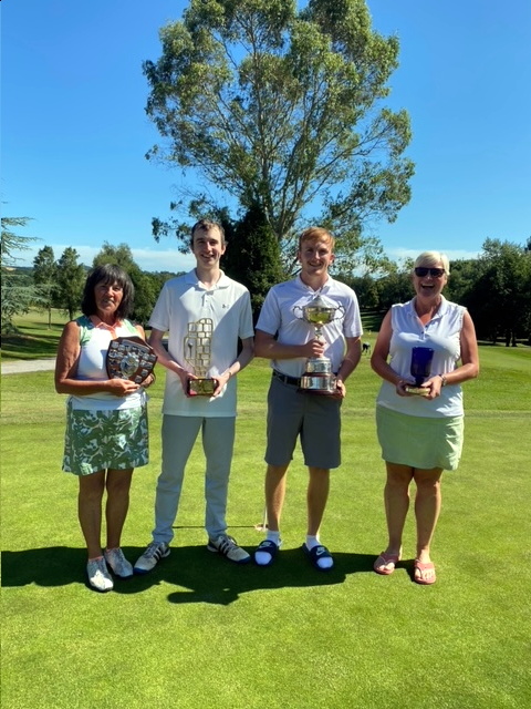 ABOVE L-R: All four winners at Club Championship weekend – Jax Sharples, Simon Tuckerman, Matt Millar and Julie Winsor. LEFT: Brad Sercombe, assistant golf professional, presenting the trophy to Julie Winsor, ladies’ club champion. BELOW LEFT: Brad presenting trophy to Jax Sharples, ladies’ nett champion. BELOW RIGHT: Brad with Simon Tuckerman, men’s nett champion. BELOW INSET: Brad with men’s club champion Matt Millar.