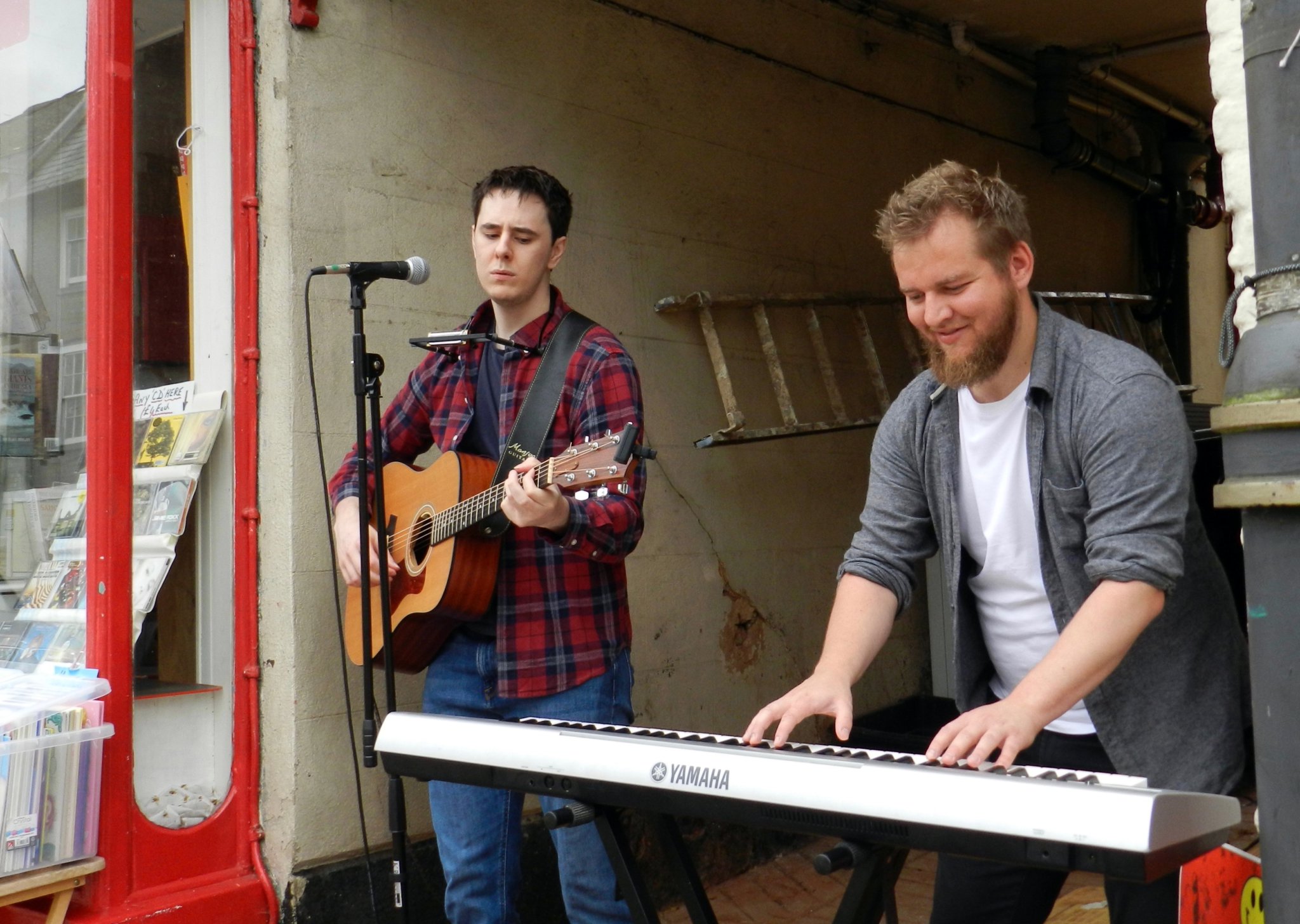 Musicians busking outside The Bookery in Crediton. NP 300722 04