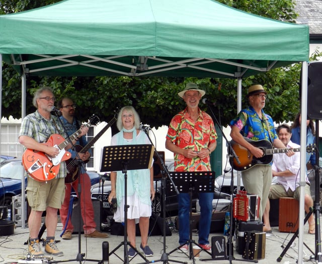 Buskers entertained shoppers in Crediton during Busk It!