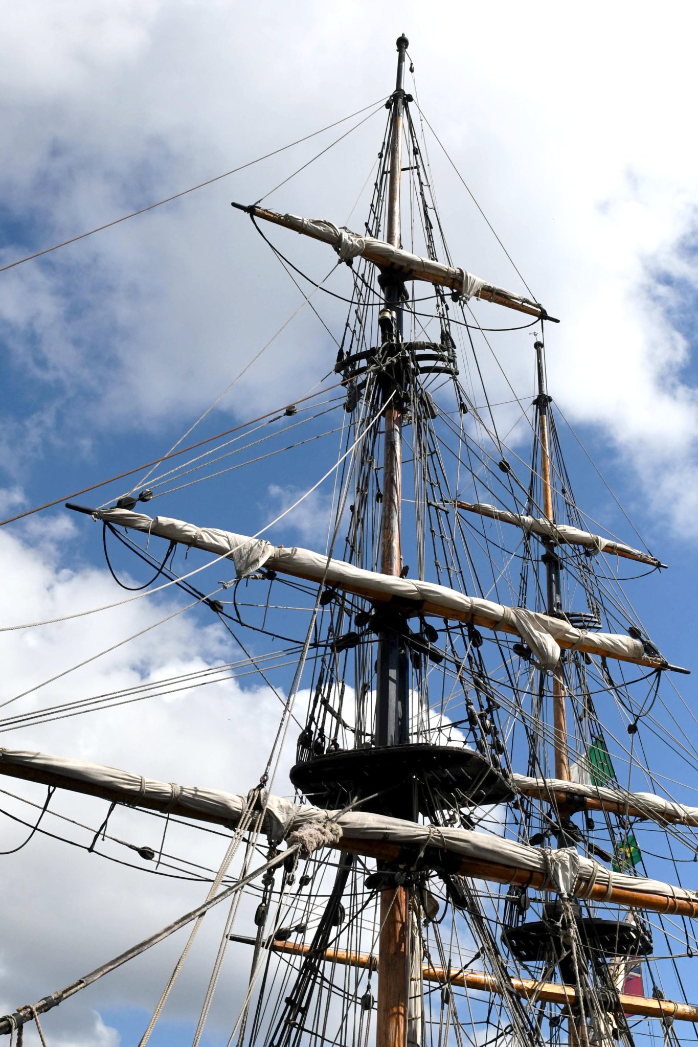 Eight Manx young people have helped to sail the tall ship Phoenix, a two-masted brig, around the island as part of a six-day programme organised by Isle of Man Maritime -
