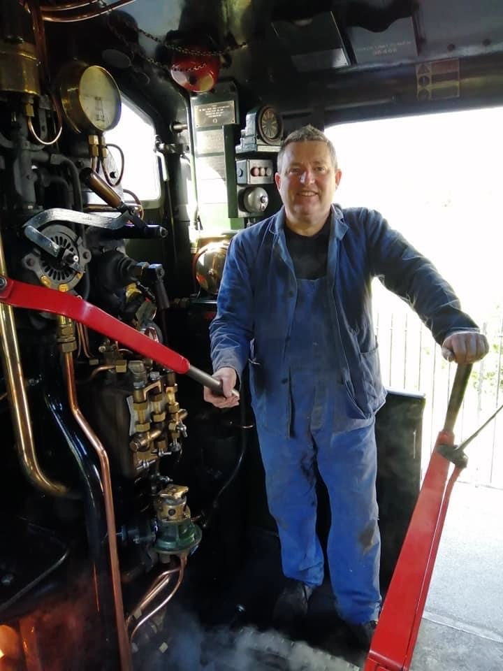 Nick as the driver on visiting locomotive 9466 during the SDR’s 50th anniversary celebrations in April 2019. Inset: the floral tribute on the fronmt of an SDR loco.