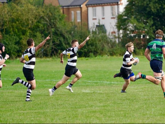 No 10 Ben Jones and this season’s newly-appointed skipper Toby Salmon point the way for Farnham try scorer Max Williams
