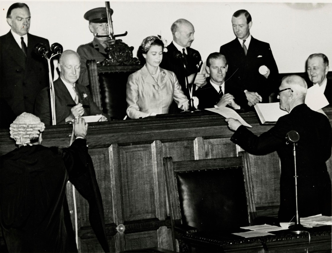 Queen Elizabeth II at a meeting of Tynwald in August 1955 (iMuseum)